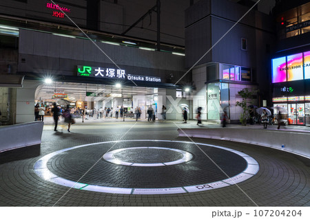 《東京都》大塚駅・賑わう夜の駅前 107204204