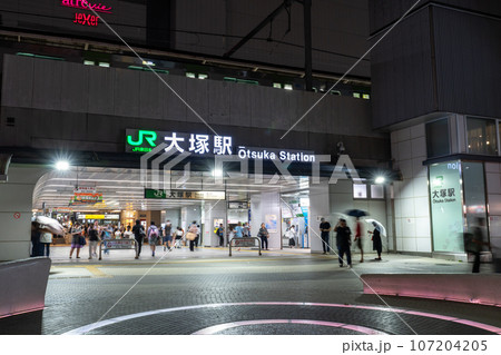 《東京都》大塚駅・賑わう夜の駅前 《東京都》大塚駅・賑わう夜の駅前 107204205