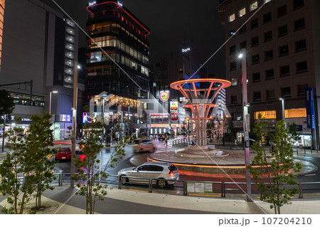 《東京都》夜の大塚駅前・ロータリー 《東京都》夜の大塚駅前・ロータリー 107204210