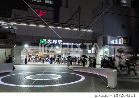 《東京都》大塚駅・賑わう夜の駅前 《東京都》大塚駅・賑わう夜の駅前 107204211