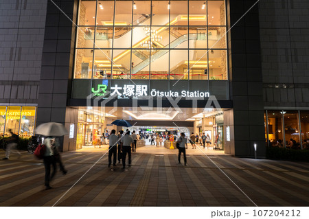 《東京都》大塚駅・賑わう夜の駅前 107204212