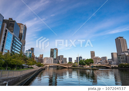 八軒家浜から望む早朝の中之島公園と大阪市街 八軒家浜から望む早朝の中之島公園と大阪市街 107204537