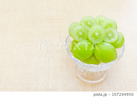 ガラス器に入ったシャインマスカット 107204950