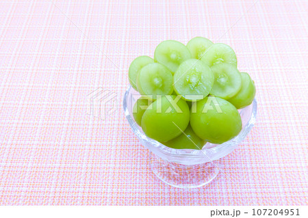 ガラス器に入ったシャインマスカット ガラス器に入ったシャインマスカット 107204951