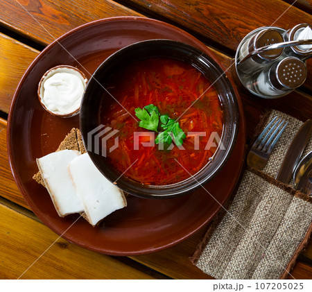 Borscht served in bowl 107205025