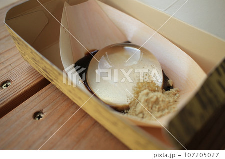 黒蜜ときな粉をかけて食べる綺麗な水信玄餅 黒蜜ときな粉をかけて食べる綺麗な水信玄餅 107205027