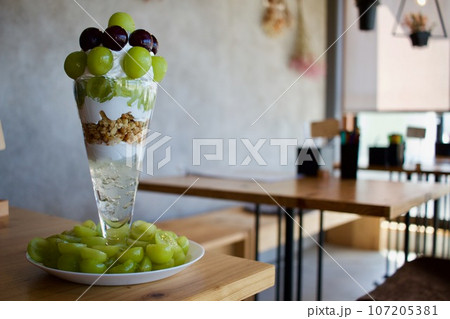シャインマスカット丸々一房使った贅沢なパフェ 107205381
