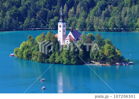 スロヴェニアのブレッド湖　ブレッド城から眺めるターコイズブルーの湖に浮かぶブレッド島と聖母被昇天教会 107206301
