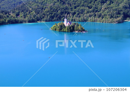 スロヴェニアのブレッド湖 ブレッド城から眺めるターコイズブルーの湖に浮かぶブレッド島と聖母被昇天教会 スロヴェニアのブレッド湖 ブレッド城から眺めるターコイズブルーの湖に浮かぶブレッド島と聖母被昇天教会 107206304