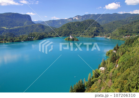 スロヴェニアのブレッド湖　ブレッド城から眺めるターコイズブルーの湖に浮かぶブレッド島と聖母被昇天教会 107206310
