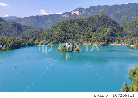スロヴェニアのブレッド湖　ブレッド城から眺めるターコイズブルーの湖に浮かぶブレッド島と聖母被昇天教会 107206311