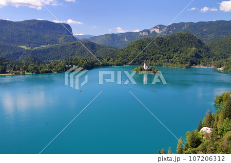 スロヴェニアのブレッド湖　ブレッド城から眺めるターコイズブルーの湖に浮かぶブレッド島と聖母被昇天教会 107206312