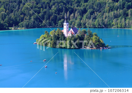 スロヴェニアのブレッド湖　ブレッド城から眺めるターコイズブルーの湖に浮かぶブレッド島と聖母被昇天教会 107206314