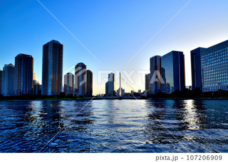 隅田川テラス　中央大橋と超高層マンション群の夕景 107206909