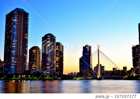 隅田川テラス　中央大橋と超高層マンション群の夜景 長秒撮影 107207277