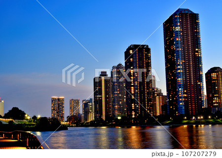 隅田川テラス　中央大橋と超高層マンション群の夜景 長秒撮影 107207279