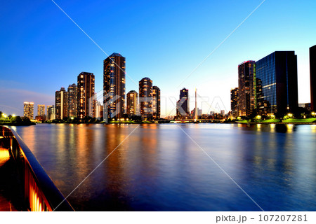 隅田川テラス 中央大橋と超高層マンション群の夜景 長秒撮影 隅田川テラス 中央大橋と超高層マンション群の夜景 長秒撮影 107207281