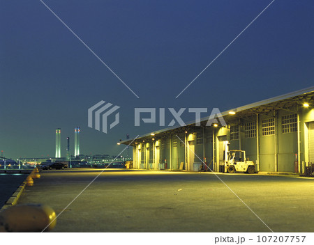 ふ頭倉庫街の夜景 ふ頭倉庫街の夜景 107207757