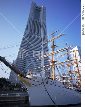 ランドマークタワーと日本丸 ランドマークタワーと日本丸 107207775
