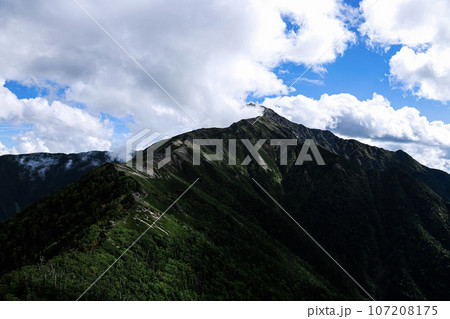 日本で二番目に高い山、北岳 107208175