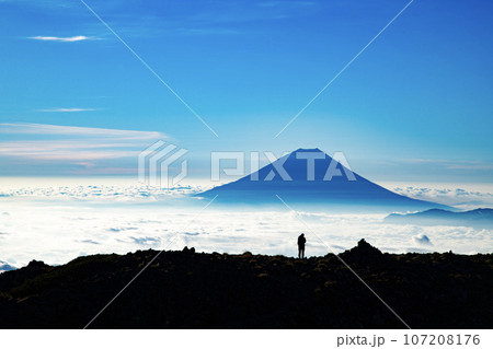 間ノ岳から望む、雲海に浮かぶ富士山 107208176