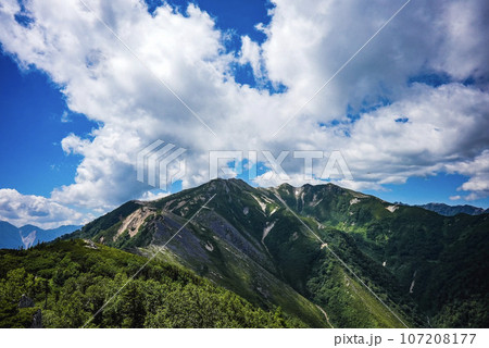 夏の晴れた空と山々 107208177