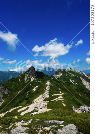 ピークの先に烏帽子岳 107208178