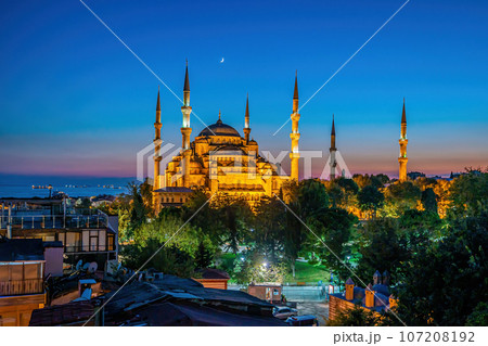 The Sultanahmet Mosque (Blue Mosque) in Istanbul, Turkey 107208192