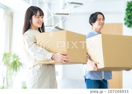 引越しの荷造りをする若いカップル 引越しの荷造りをする若いカップル 107208933
