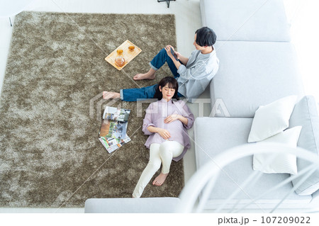 リビングでくつろぐ若いカップル 107209022