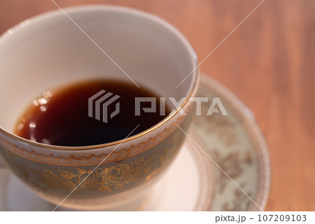 コーヒーを飲む コーヒーを飲む 107209103