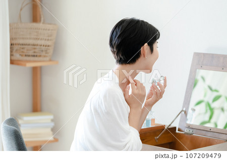 香水を付ける女性 香水を付ける女性 107209479