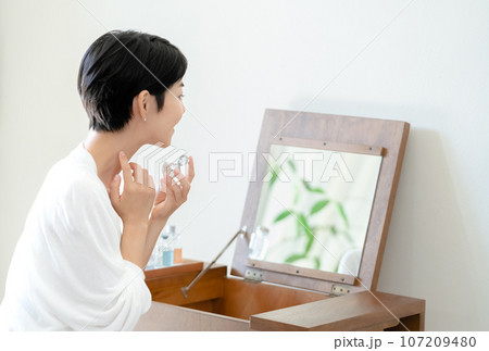 香水を付ける女性 香水を付ける女性 107209480