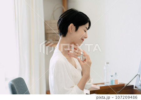 香水を付ける女性 107209486