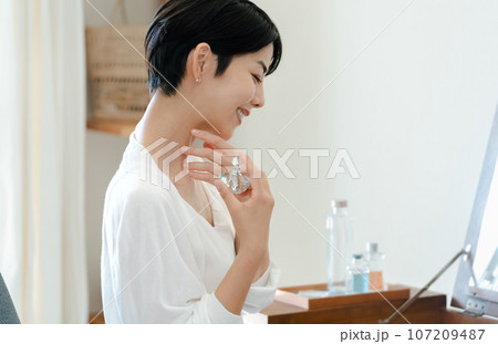 香水を付ける女性 香水を付ける女性 107209487