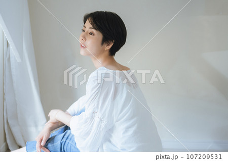 室内でリラックスする女性のポートレート 107209531