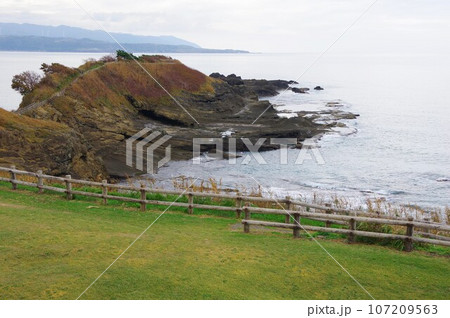 北海道江差町 かもめ島から上ノ国町方面を望む 北海道江差町 かもめ島から上ノ国町方面を望む 107209563