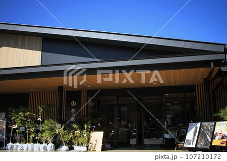 河口湖　山梨の商品が並ぶ旅の駅 107210172