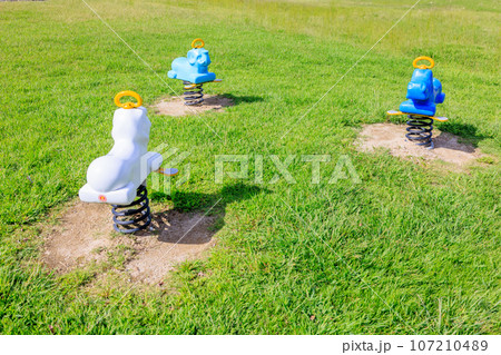 公園の遊具 動物のスプリング遊具 公園の遊具 動物のスプリング遊具 107210489