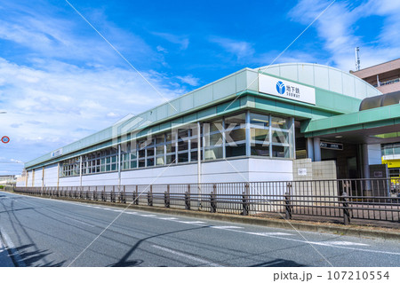 日本の東京都市景観 地下鉄　北新横浜駅などを望む 107210554