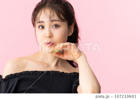 若い女性のビューティ 107210601