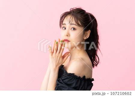 若い女性のビューティ 107210602