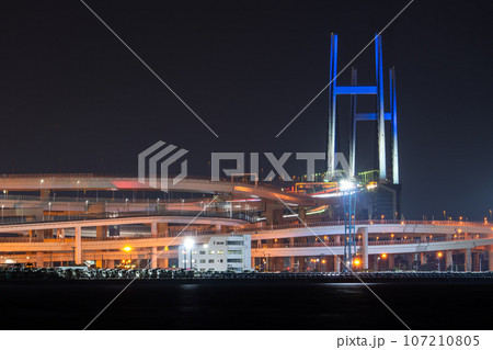 《神奈川県》横浜ベイブリッジと大黒ジャンクションの夜景 《神奈川県》横浜ベイブリッジと大黒ジャンクションの夜景 107210805