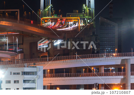 《神奈川県》横浜ベイブリッジと大黒ジャンクションの夜景 107210807