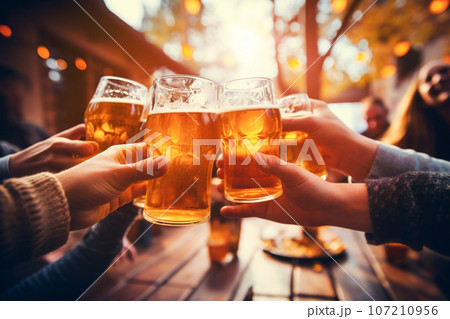 大人数でビールを乾杯するイメージ 大人数でビールを乾杯するイメージ 107210956