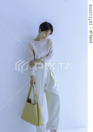 白背景の若い女性の全身のファッションポートレート 縦位置 白背景の若い女性の全身のファッションポートレート 縦位置 107212058