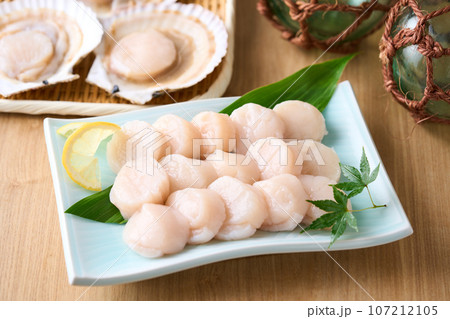 皿に盛ったホタテ貝柱 107212105