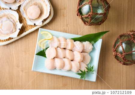 皿に盛ったホタテ貝柱 皿に盛ったホタテ貝柱 107212109