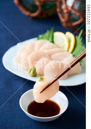 帆立の刺身を醤油につける 107212693