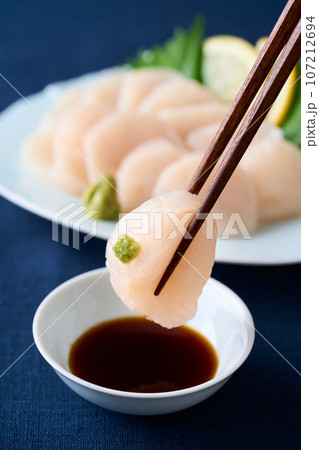 帆立の刺身を醤油につける 107212694